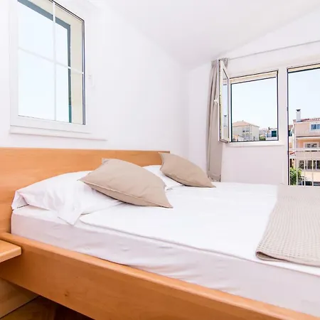 Juric * Τρογκίρ