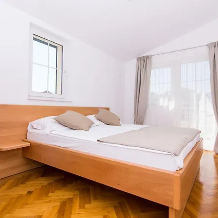 Juric * Τρογκίρ